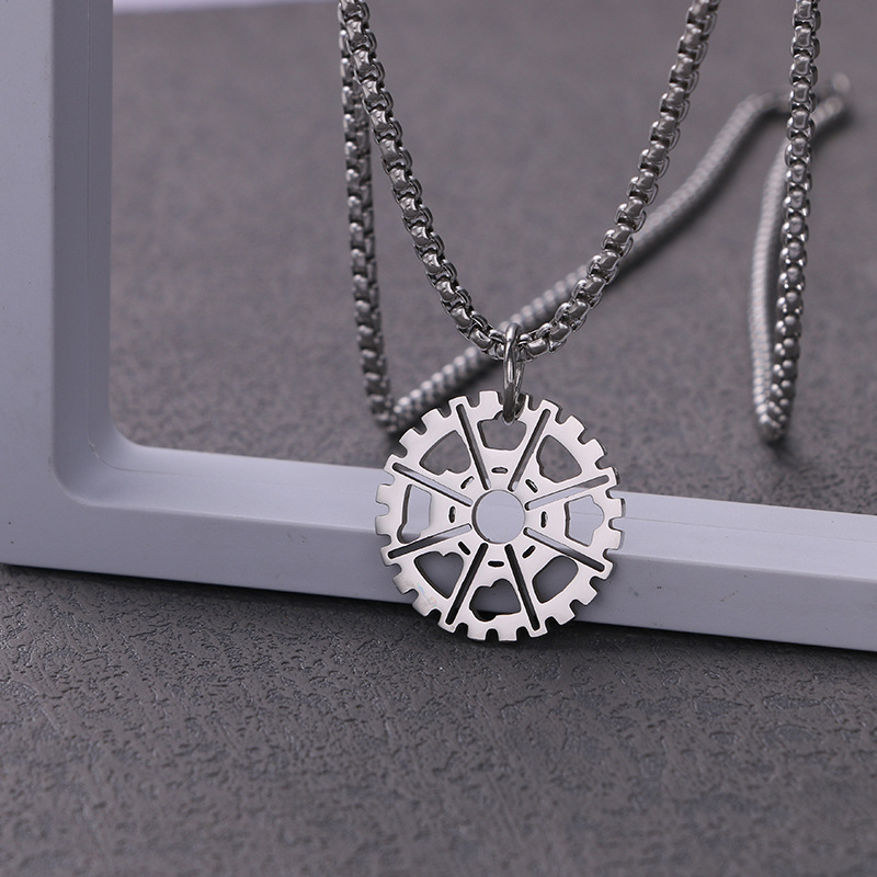 Collana con pendente ingranaggio rotto acciaio titanio_voghion.com