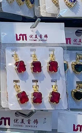 Cuerpo rojo de cobre chapado en oro real micro incrustación de zirconos de atmósfera personalidad collar colgante DIY accesorios de colgante único