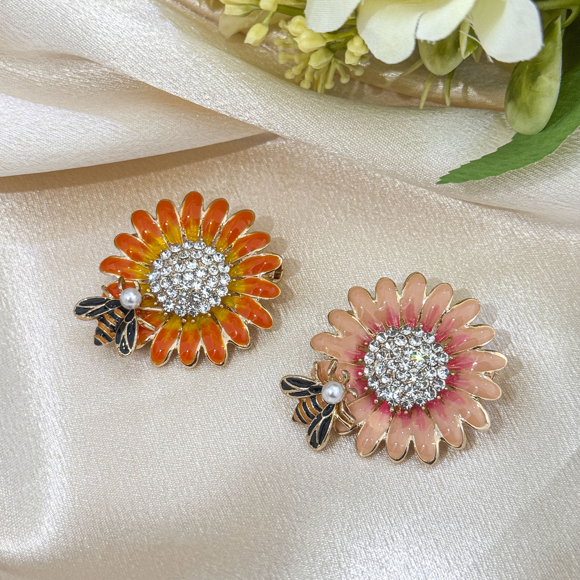 Enamel Sunflower Brooch, High-End Exquisite Bee Daisy Brooch for Women, Niche Design Pin, Suit Accessory