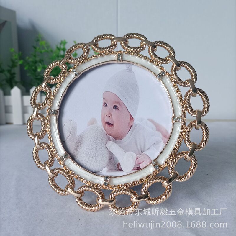 Manufacturers offer a large number of discounts to supply light gold simple metal 4-inch metal photo frames, model room photo frames Manufacturers offer a large number of discounts to supply light gold simple metal 4-inch metal photo frames, model room photo frames