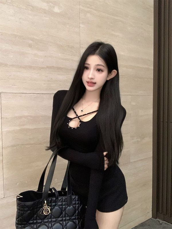 心机辣妹风烫钻交叉镂空长袖T恤小众别致修身显胸大打底黑色上衣|undefined