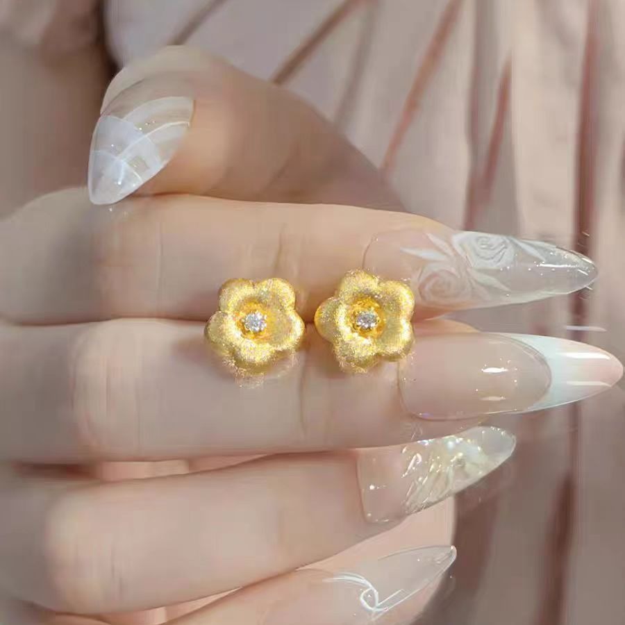 negozio di oro con antica collana con ciondolo a forma di fiore in oro placcato oro e punta da trapano in oro_voghion.com
