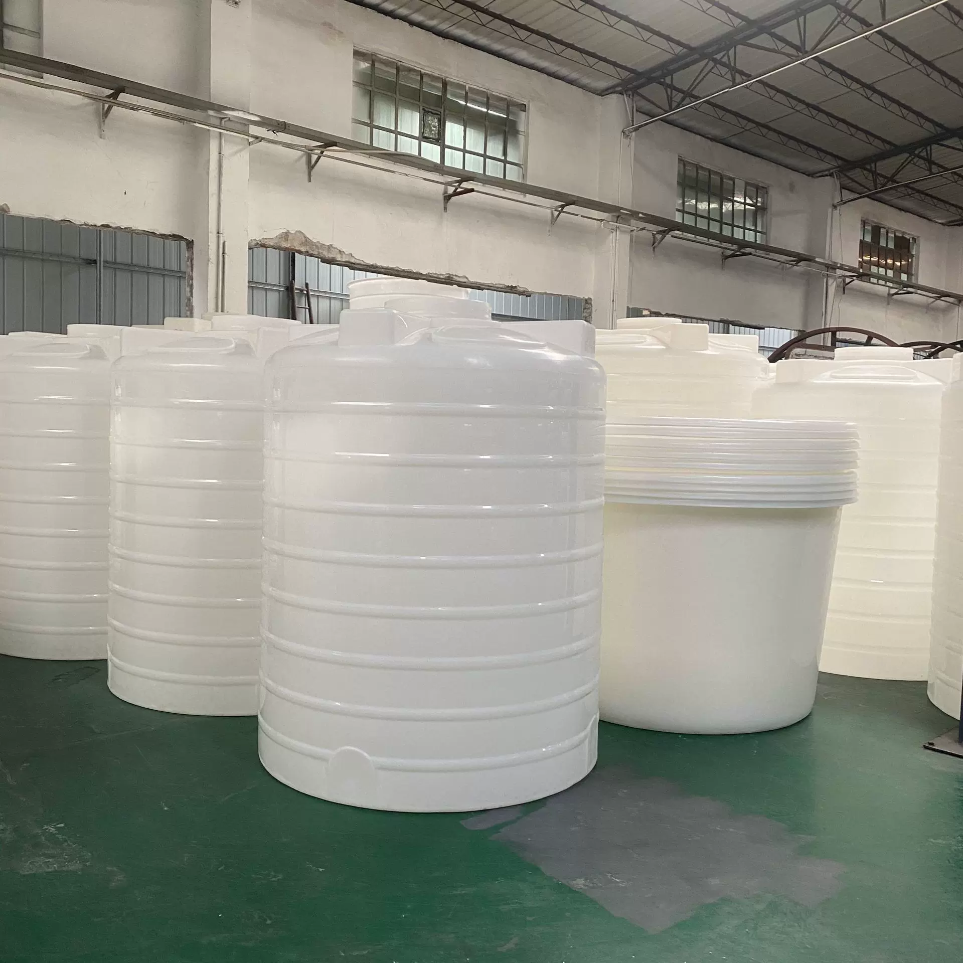 多规格塑料水塔厚度重量可调整配法兰一次成型牛筋料滚塑立式储罐