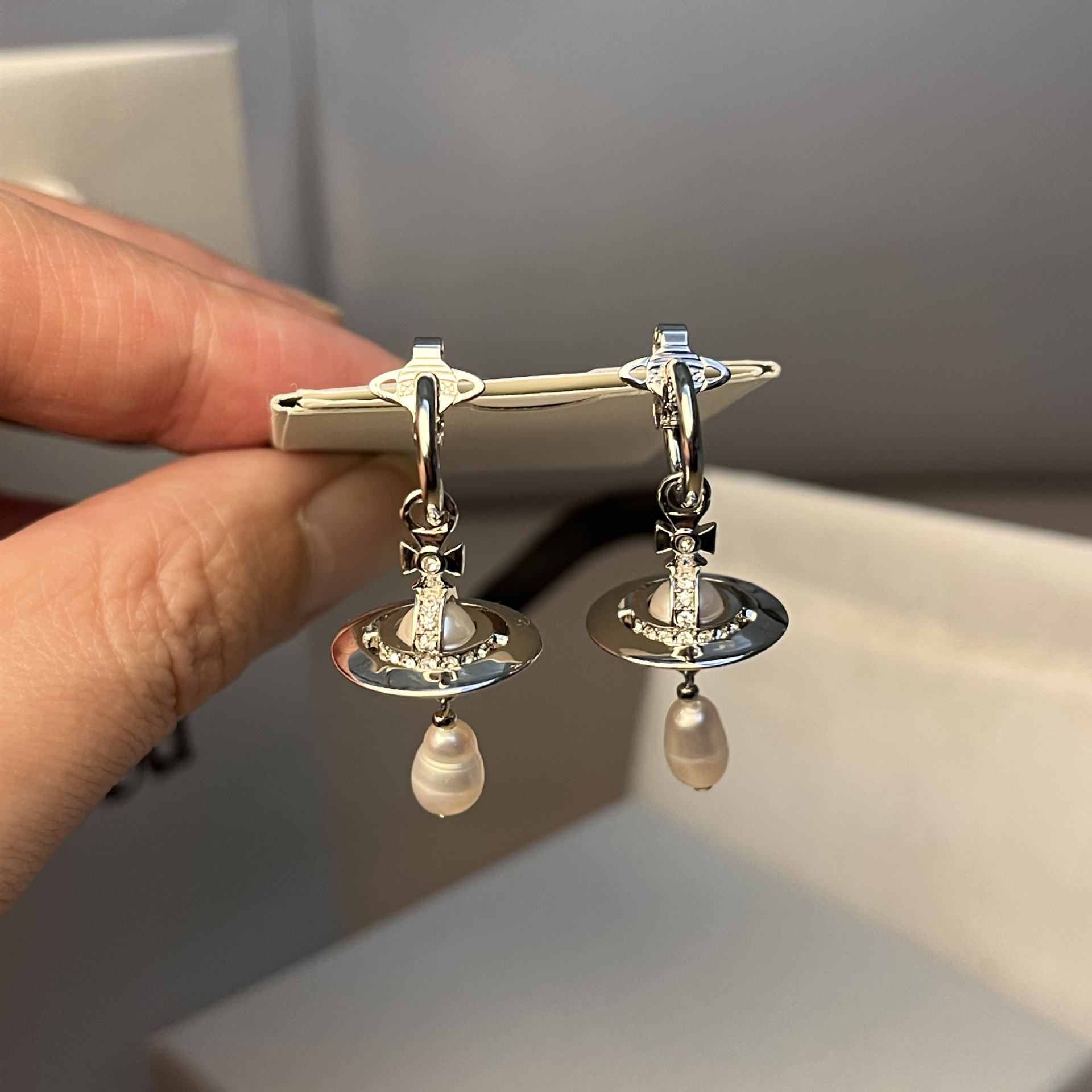 Three dimensional earrings drop-shaped from pearl