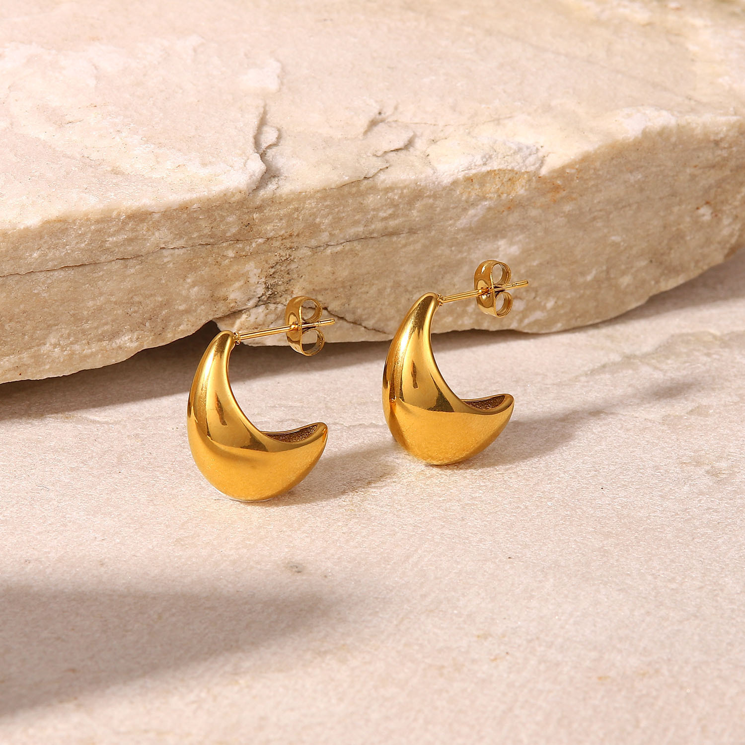 Fashion 18kpvd Gold-plated C-shaped Geometric Stainless Steel Smooth Hollow Earrings display picture 4