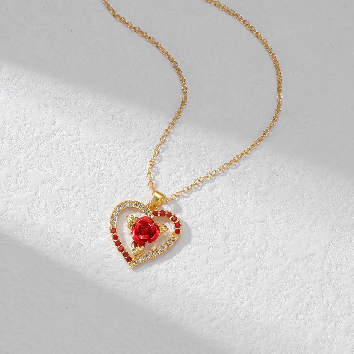 New Elegant Rose Blossoms Heart Shaped Diamond Set Necklace Female Niche Design, Premium Birthday Gift for Girlfriend_voghion.com
