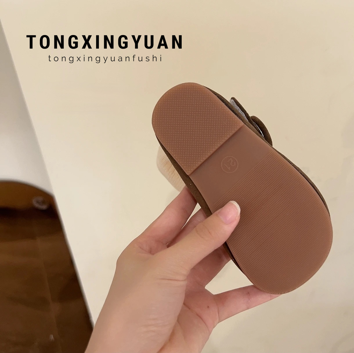 Zapatos de princesa de niñas 2024 otoño nuevo estilo de niños retro botón redondo de moda zapatos ligeros zapatos de soja suave