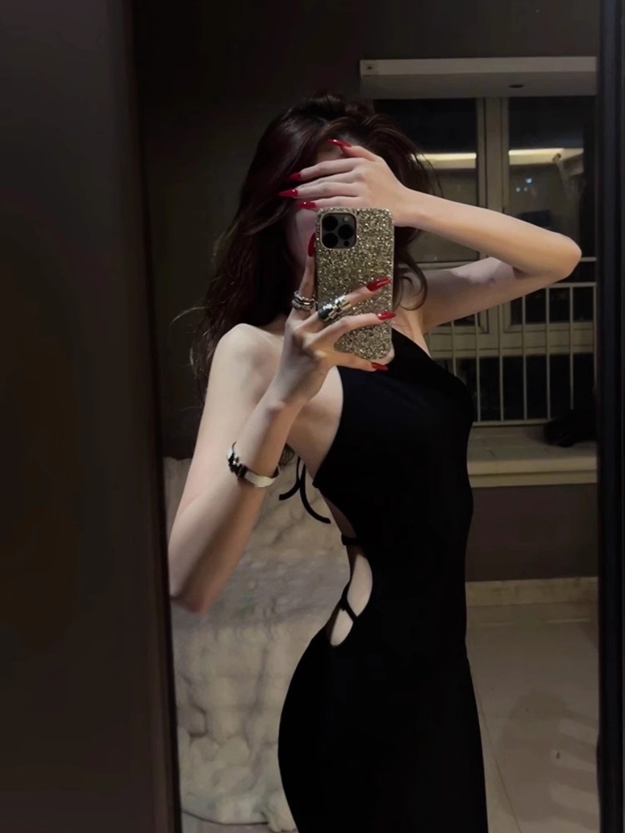 高冷御姐黑色露背挂脖连衣裙女夏季高级感小妈风收腰包臀鱼尾长裙