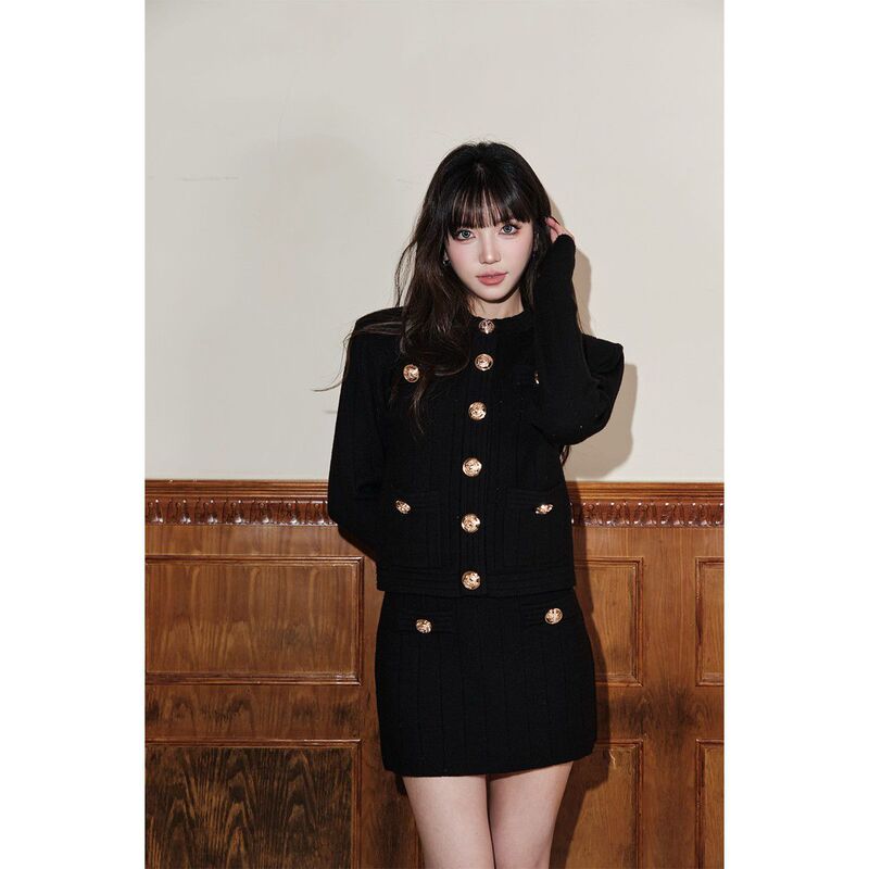Gold Round Buckle Small Fragrant Knitted Suit, High-End Rich Daughter Slimming Look Skirt Two-Piece Set, Women's Hip-Hugging Skirt