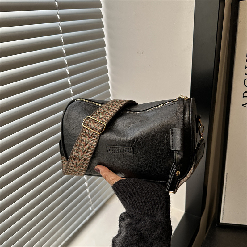 2024 nuevo estilo europeo y americano de moda retrógrada de una sola habitación bolsos de tramo oblíquo de textura alta mujer banda ancha nicho bolsos de Boston