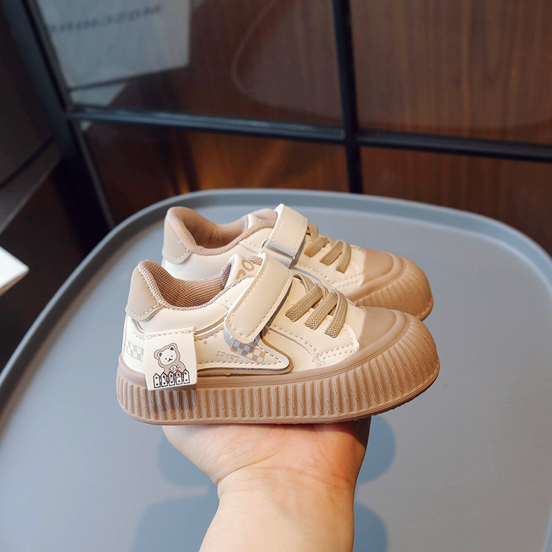 Zapatos de otoño 2024 para bebés y niños pequeños, zapatillas deportivas infantiles, zapatillas casuales para niños y niñas, zapatos planos de cuero, envío directo en una sola pieza.