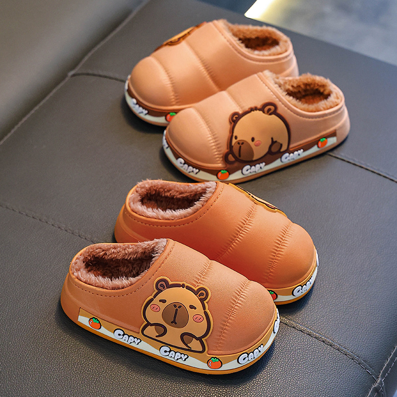 Zapatillas de algodón de invierno para niños Capibara, calentamiento y terciopelo impermeable, zapatos de algodón para niños mayores, lindos paquetes de tacones para niños en casa.