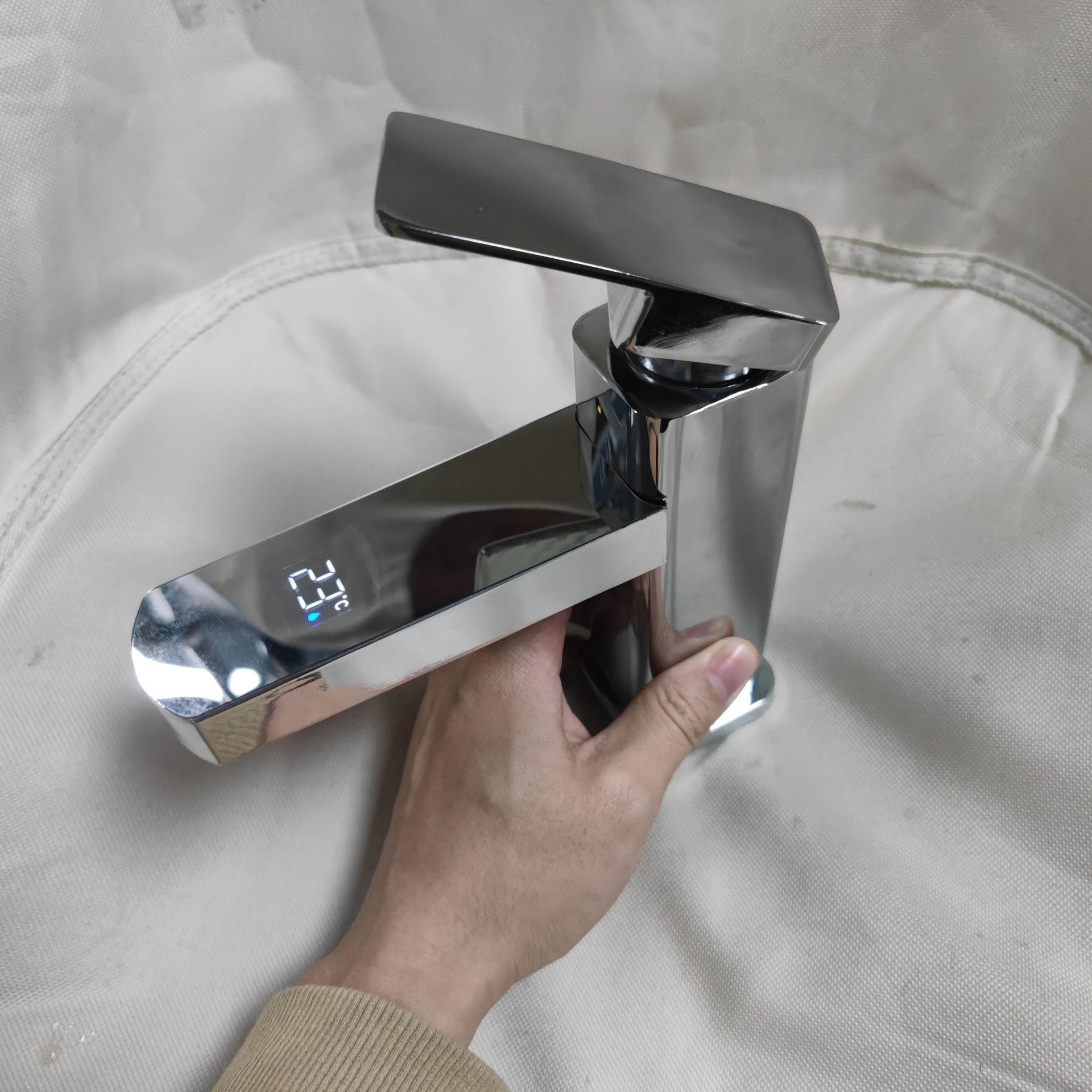 국경 간 협력 폭발 지원-전기 도금 실버 짧은 [물 입구 호스 없음] 디지털 디스플레이 기능