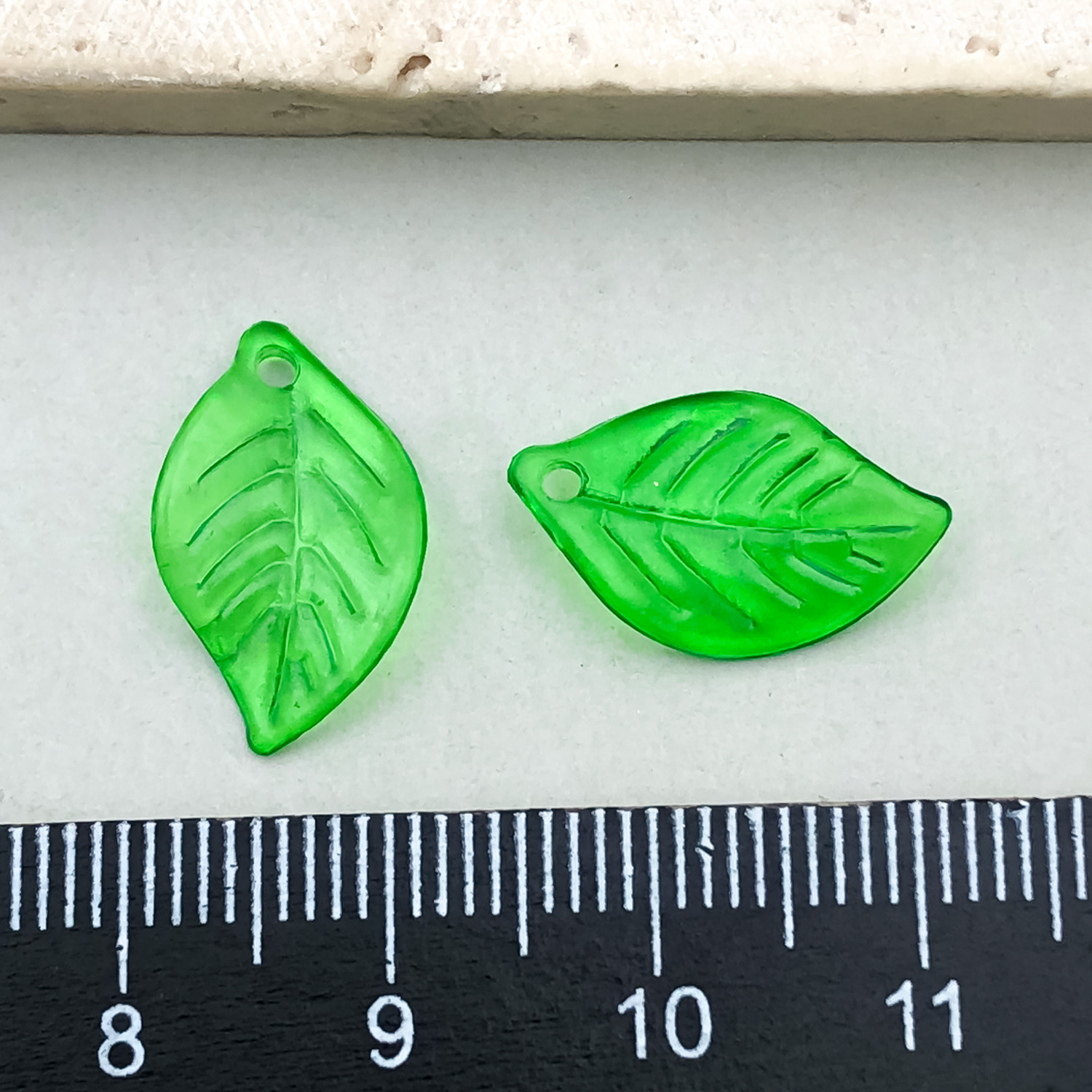 Simulación perforada chapada en color hoja de arce hoja verde hoja de uva accesorios de acrílico transparente hecho a mano pulsera decorativa de bricolaje cuentas