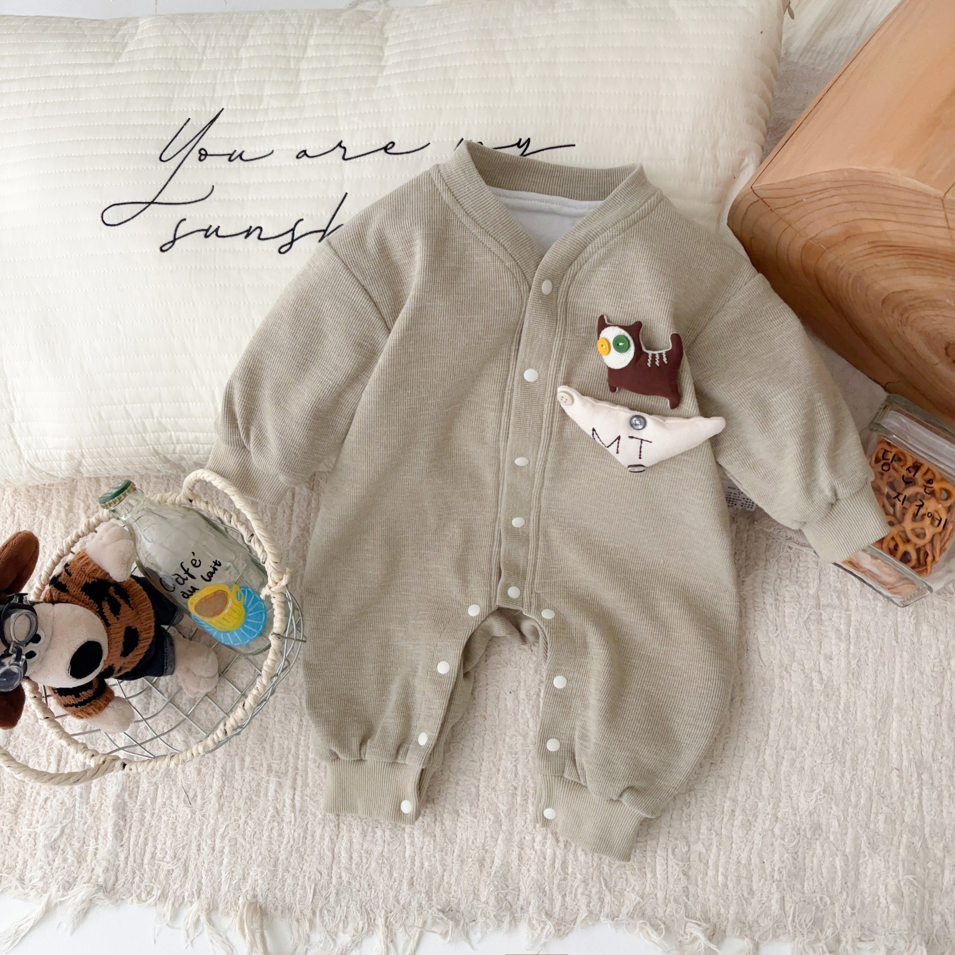 Nuevos productos en la primavera de 2025, mono para bebés, mameluco de manga larga para bebés masculinos coreanos, cachorro de dibujos animados, gateo