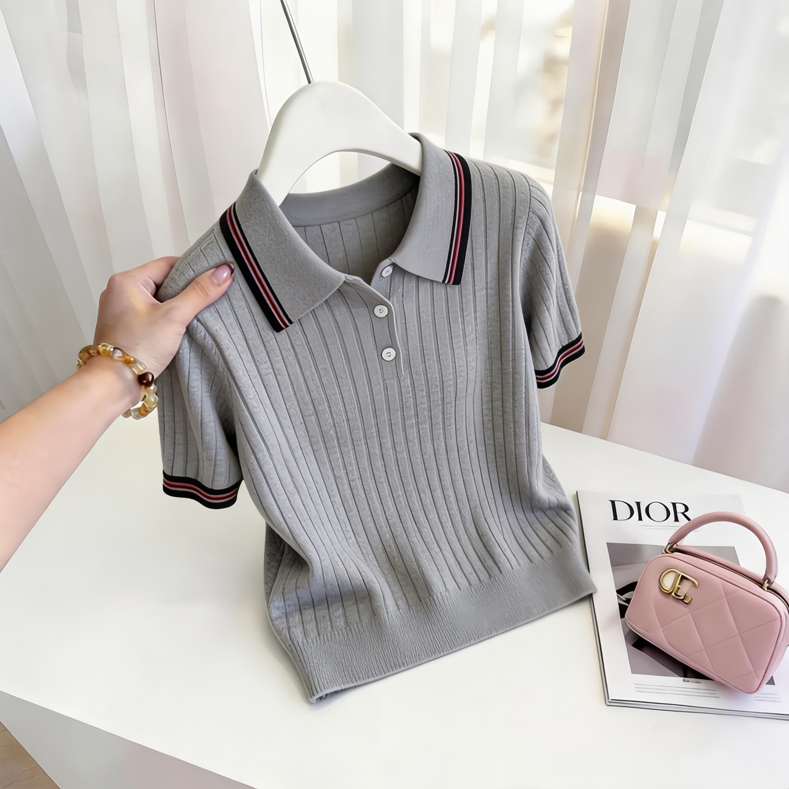 Áo thun polo nữ tay ngắn sọc tương phản phong cách Hàn Quốc — màu xám