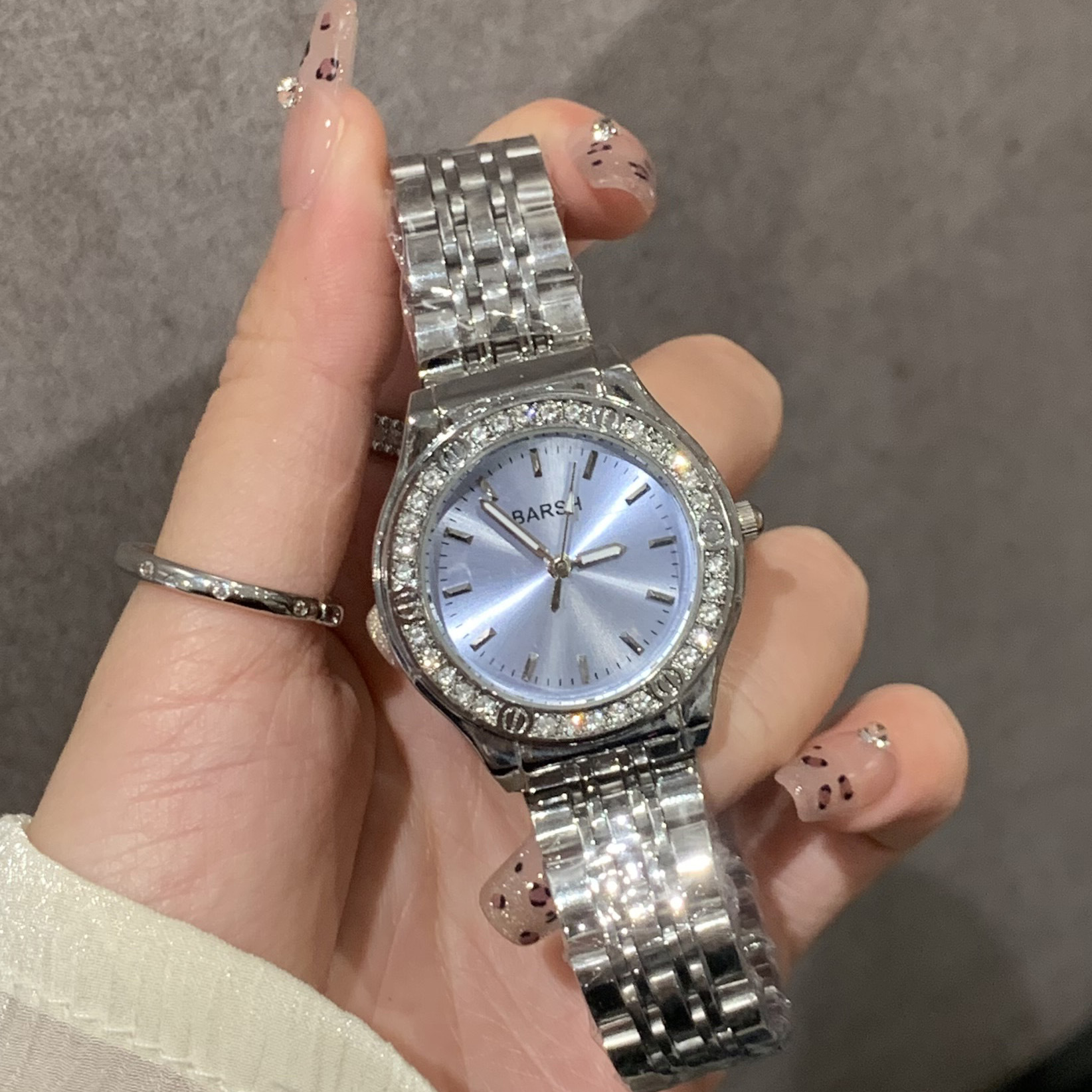 New Minimalist Elegant Lightweight Luxury Fashion Women's Watch with Diamond-Embedded Steel Band High-Grade Appearance Direct Factory Sales Hot-Selling Model