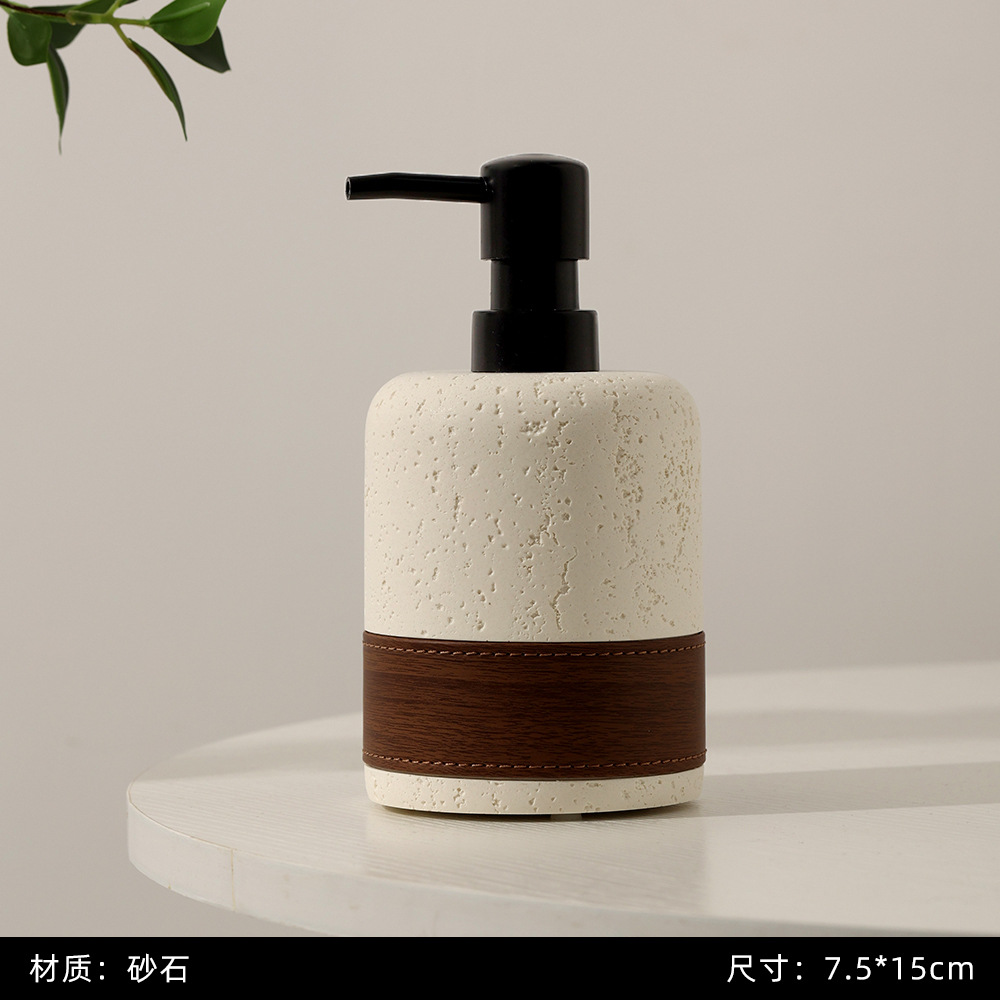 Frages de travertino, botellas de desinfectante de manos, tapas de nogal, botellas vacías de alto valor, detergente, champú, gel de ducha