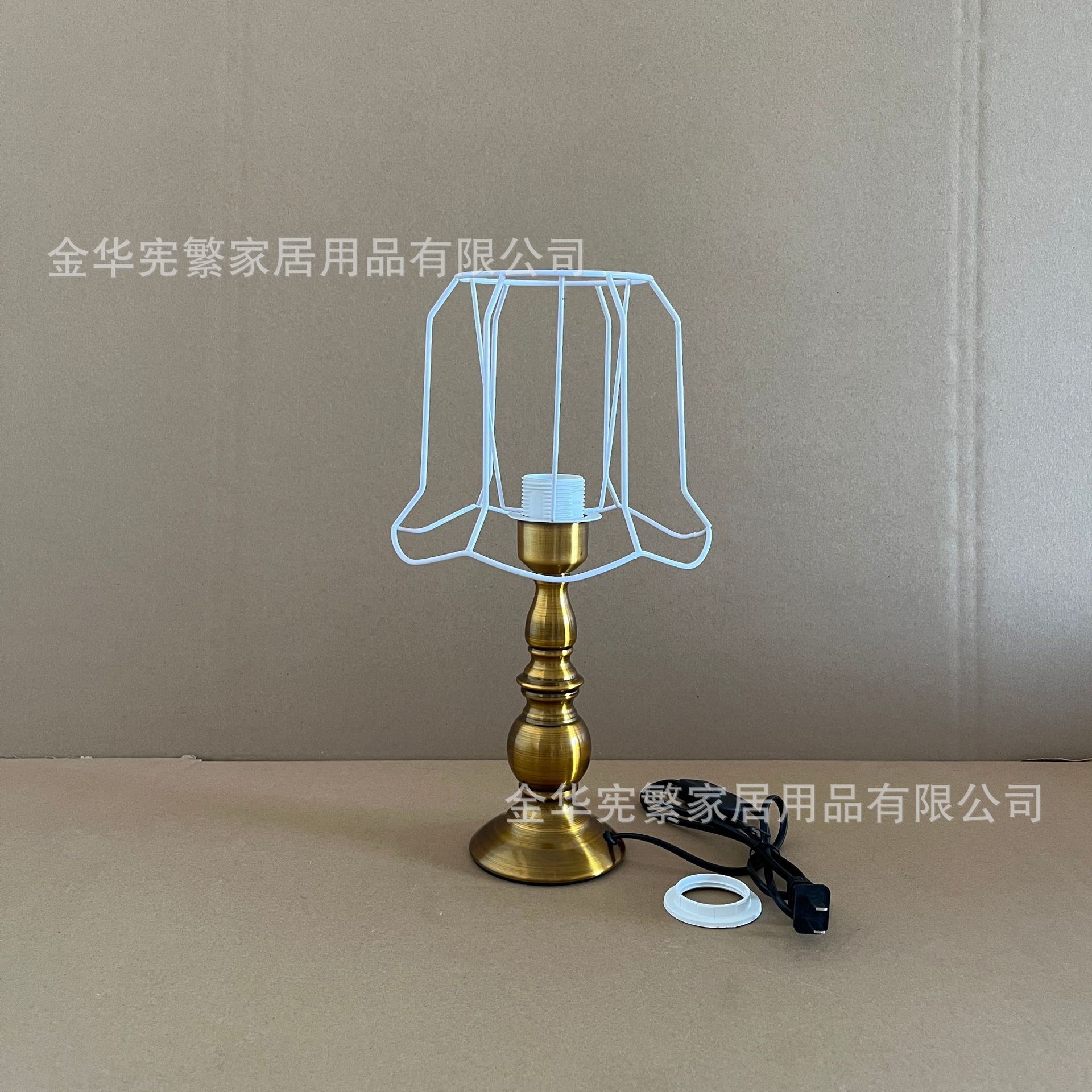 Estilo europeo de lujo ligero retro dorado antiguo calabaza de cobre base de metal marco de hierro combinación E27 con lámpara de mesa retro casera DIY