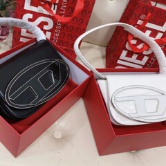 刺されたバッグ2024の新商品の女性の小衆デザインの高級感のある脇の下の斜め掛けのハンドバッグの銀色の片肩の小さい方のカバン