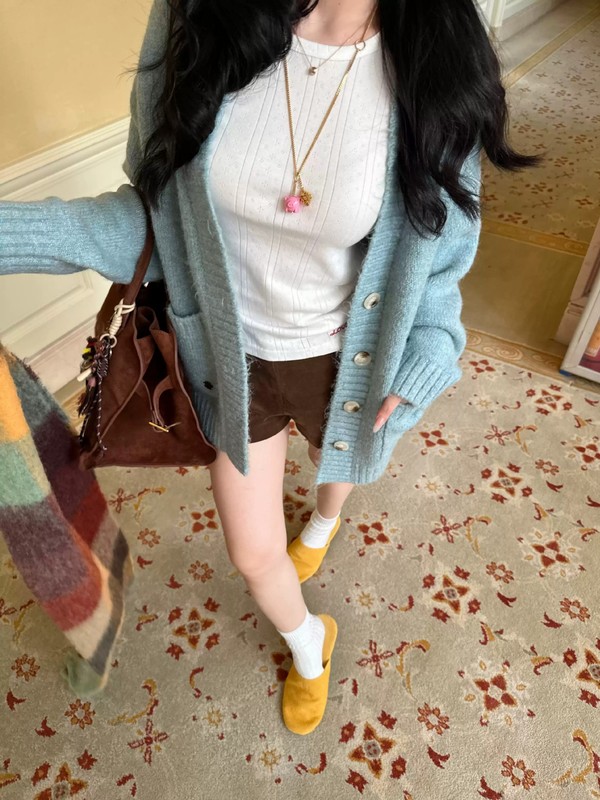 ベージュの丸い襟の長袖のtシャツの婦人服の秋の中に底のシャツのアルファベットの刺繍を掛けて身を修めます。|undefined