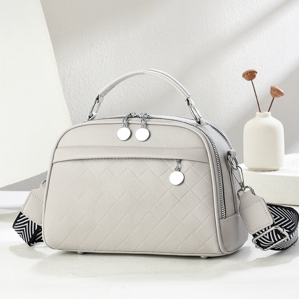 Xiaozhong 2025 nueva moda todo-fósforo estilo explosivo bolso de mensajero portátil de un solo hombro popular de este año bolso pequeño para mujer verano para mujer