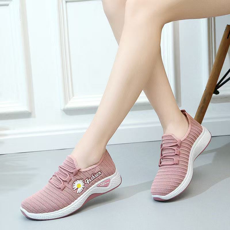 Old Beijing Cloth Shoes Women's Casual Slip-on Breathable Running Shoes Fly-woven Casual Soft-soled Square Dance Moms Shoes