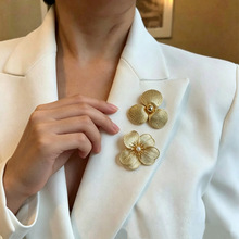 复古蕾丝镂空三瓣花胸针轻奢优雅别针小众高级西装大衣配饰婚礼季
