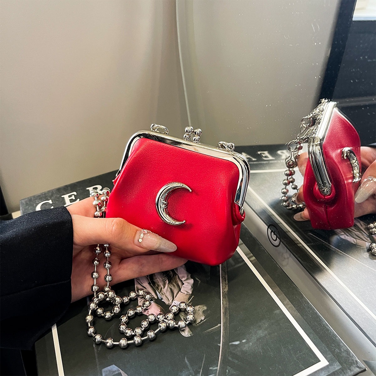 Paquete de cambio 2025 versión coreana de la bolsa de diseño de abanico de color de concha de nicho, cadena de colisión oblicua de todo fósforo, nuevo estilo, mensajero femenino de verano