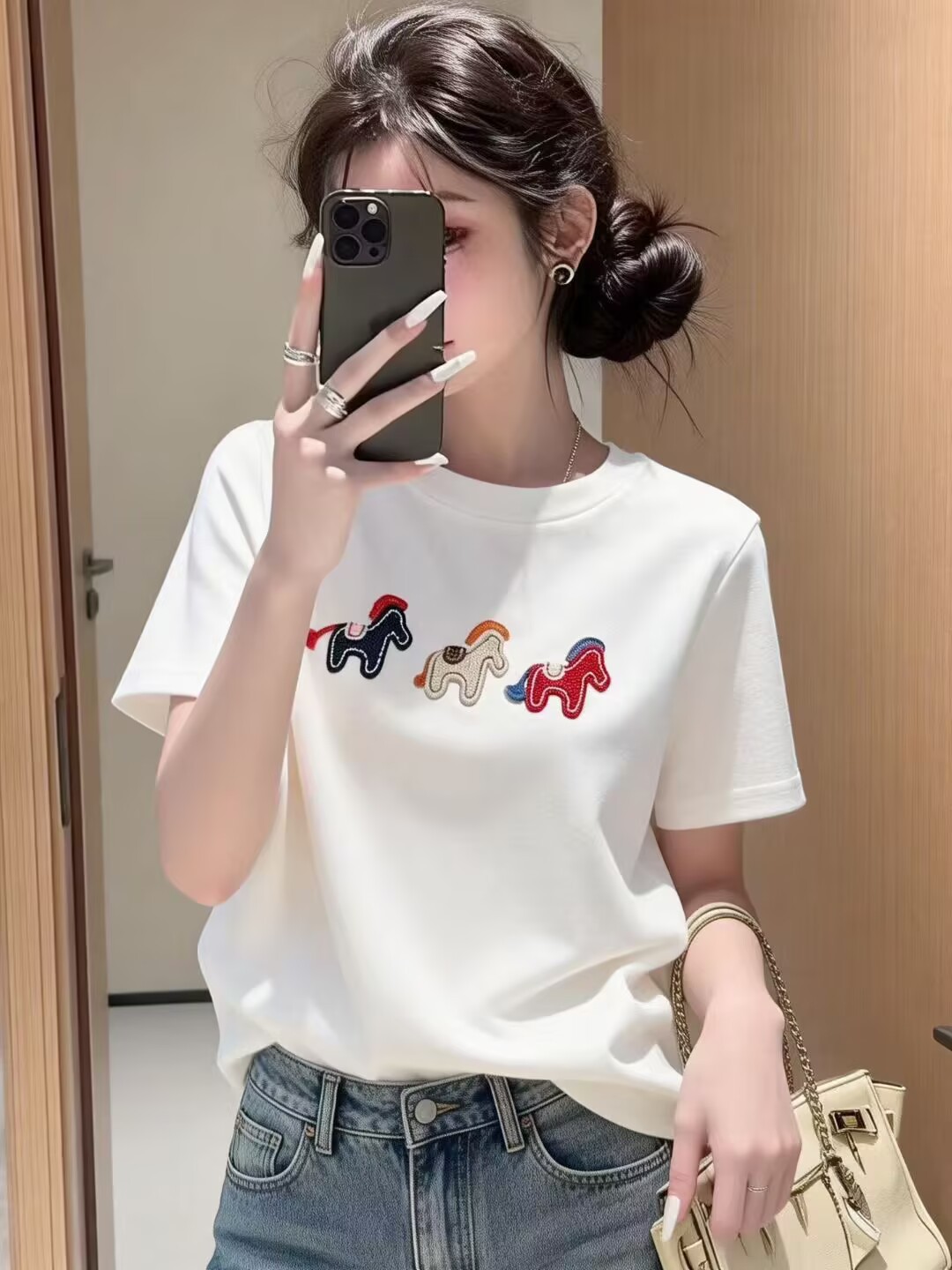 Áo thun nữ cổ tròn tay ngắn thêu hình ngựa nhỏ phong cách basic — màu đen