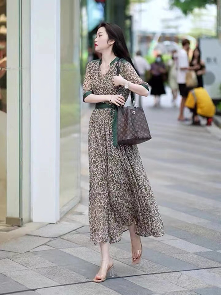 Váy hoa maxi nữ thắt eo FL222411 thiết kế sang trọng cỡ lớn — Váy liền màu xanh lá