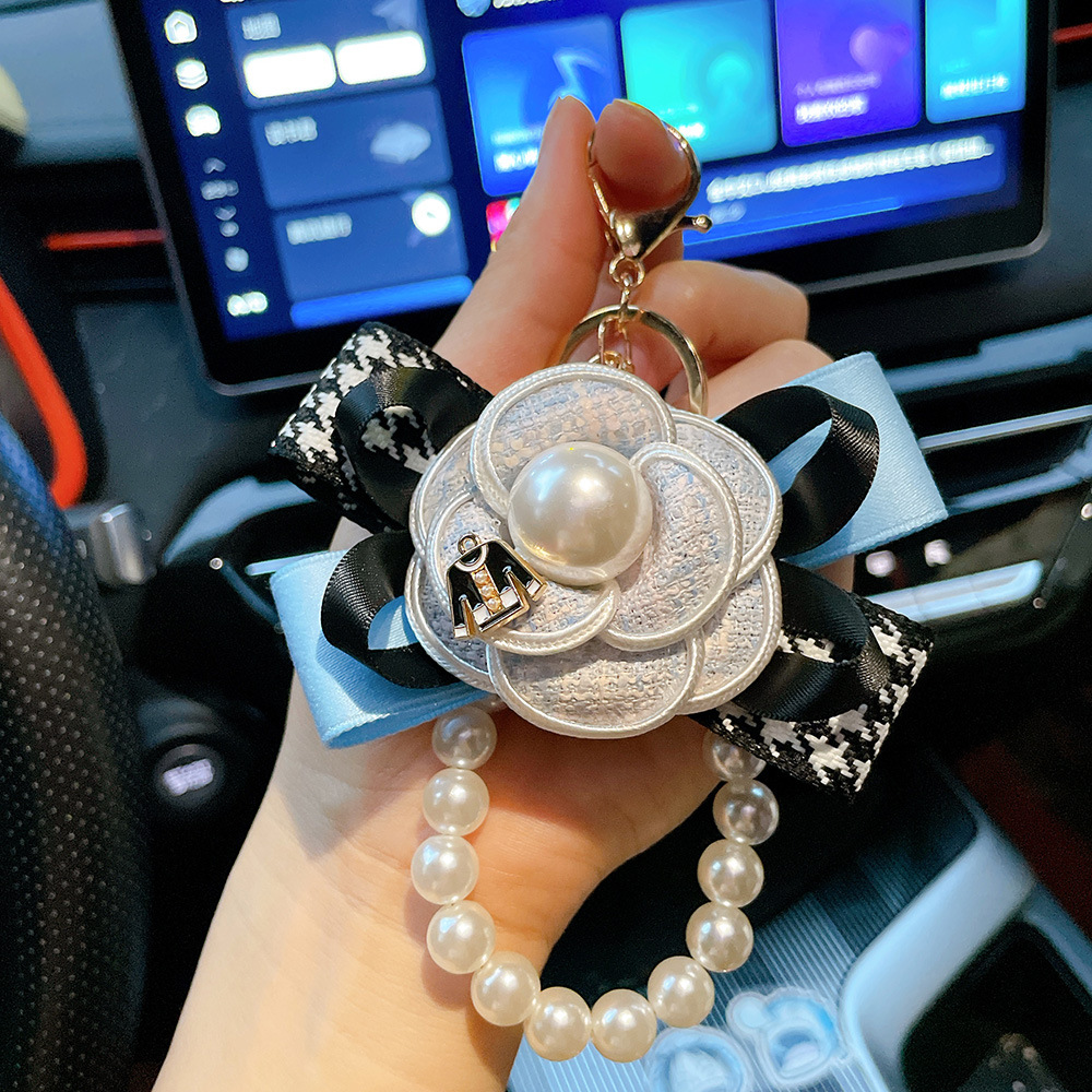 Fragrant Wind Camellia Llavero Bowknot Pearl Bag Cadena colgante Tela clásica francesa Adorno de regalo de coche