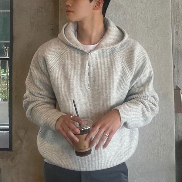 Sweater with zipper with hood