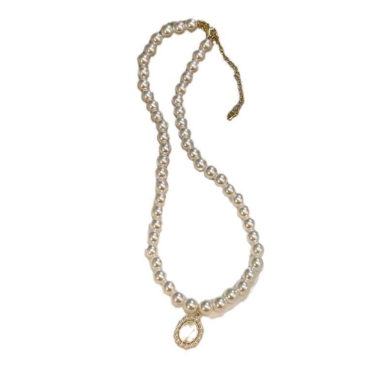 Retro necklace from pearl