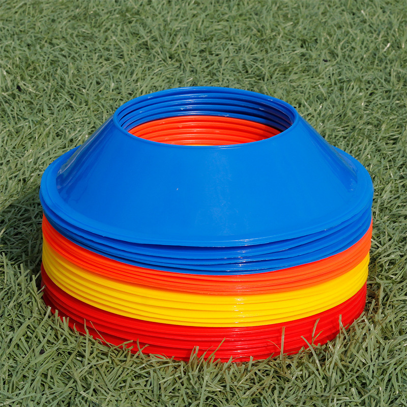 サッカーのバスケットボールのトレーニングの標識のディスクのサッカーのトレーニングの器材のボールは障害物のバスケットボールのボールを支えます。|undefined