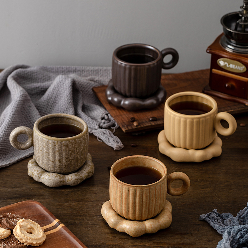Taza de café de alto valor francesa de estilo europeo, diseño de lujo ligero, combinación de tazas y platillos para el hogar, personalidad de alta calidad, taza de té de la tarde
