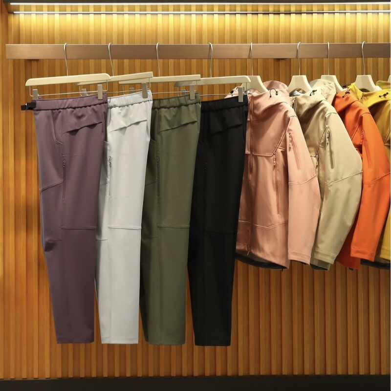 The color matching is absolutely purple! 2025 New Group Chong Early Spring Women's Outdoor Sports Windproof Multi-Pocket Soft Shell Casual Trousers