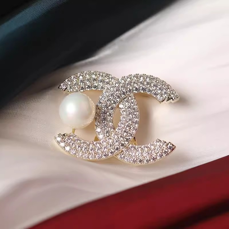 classic style brooch luxury exquisite refined grace letter c pearl brooch elegant women ins personalized suit pin accessories