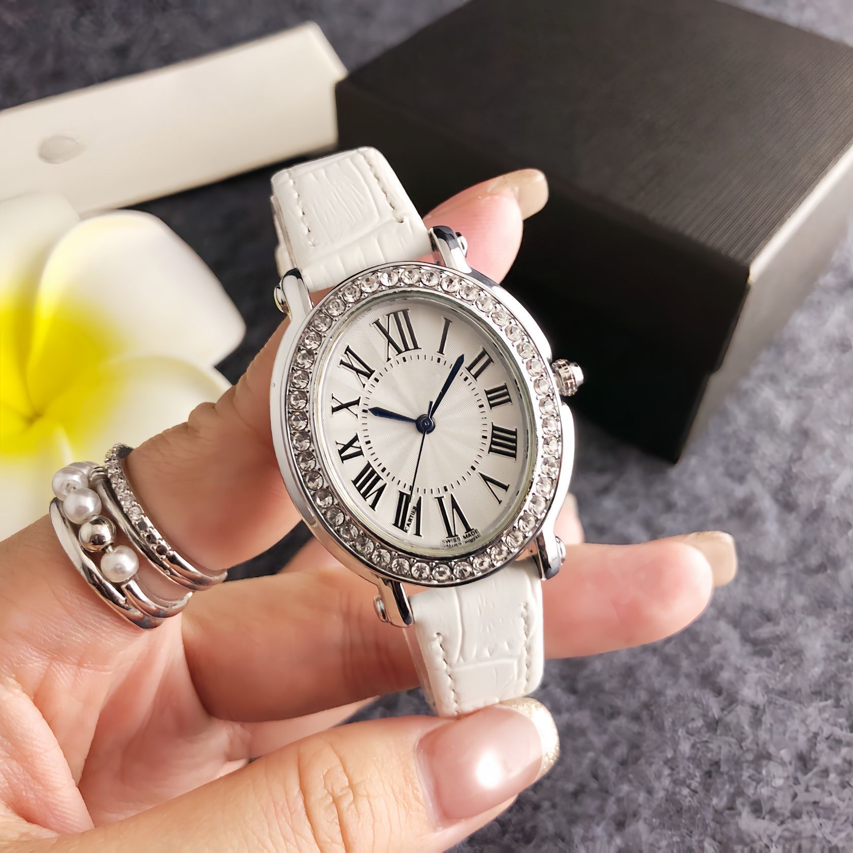 Niche Design Silver Women's Leather Strap Watch with White Dial, Roman Numerals, Diamond-Studded Quartz Watch, Trendy Street Watch