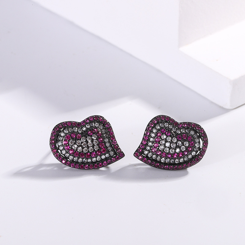 2024 nueva joyería Zhuang Shengsheng fondo de cobre chapado en oro simulación corindón rojo en forma de corazón diamante completo traje de oro negro mujer