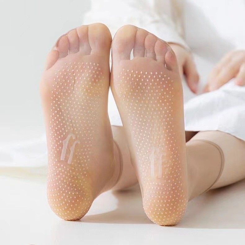 Invisible crystal socks ultra-thin seamless dispensing anti-slip massage bottom short stockings transparent shallow mid-tube socks spring and summer new