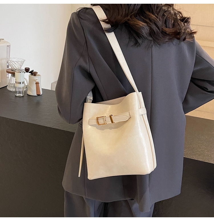 Women's Medium Pu Leather Solid Color Vintage Style Zipper Shoulder Bag display picture 4