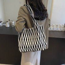 25单肩包女小众设计波浪纹针织肩包出街购物大容量通勤编织水桶包