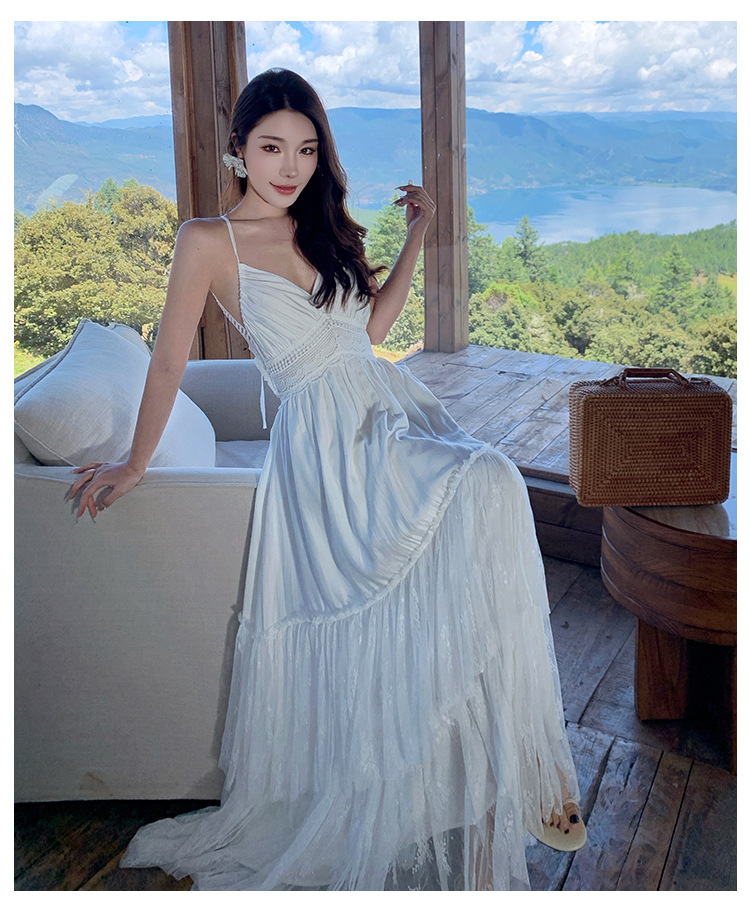 Boho-Urlaub: Weißes Maxikleid mit Spitzenbesatz und offenem Rücken – ein Kleid aus weißem Spitzen-Patchwork_voghion.com