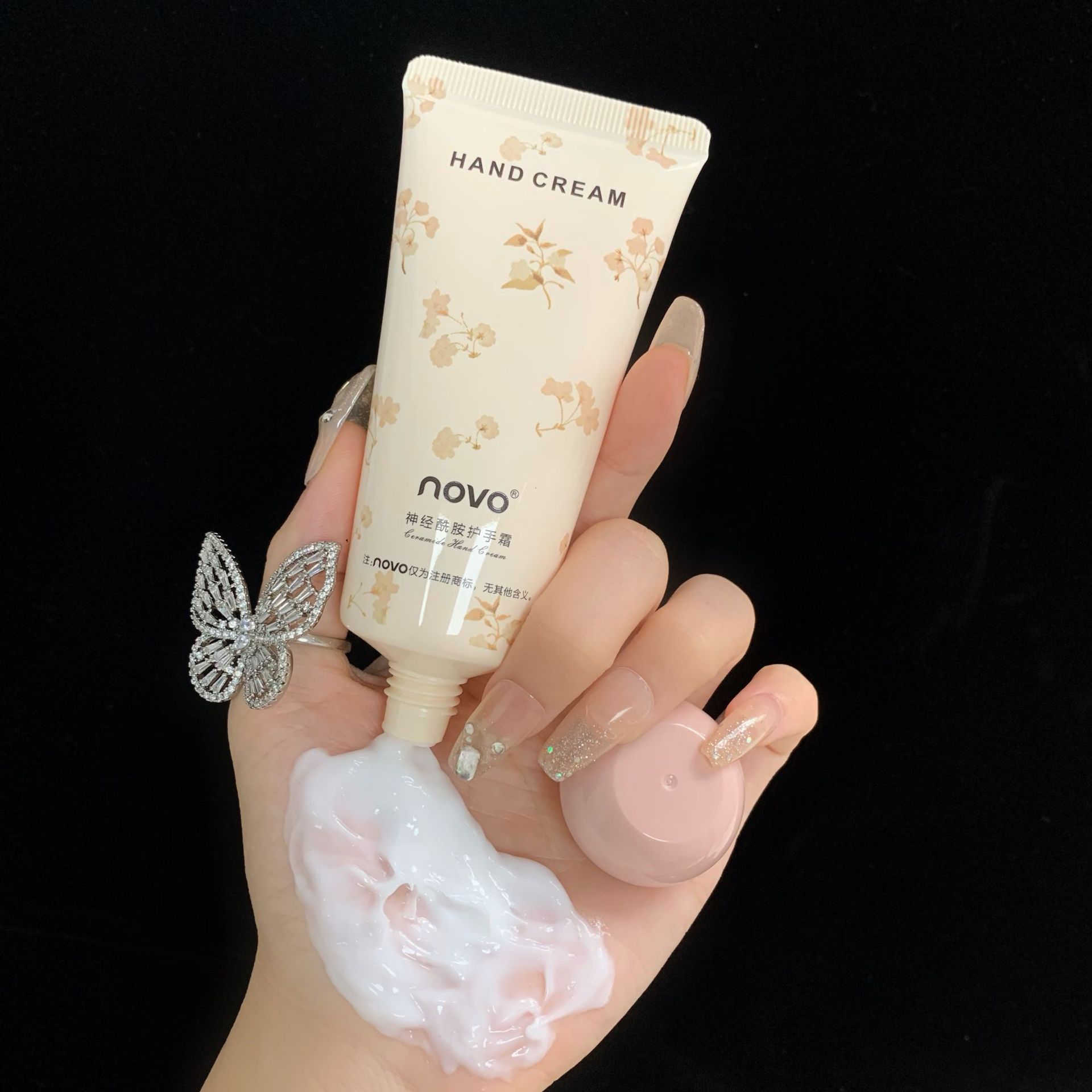 NOVO hand cream is naturally moisturizing, hydrating and hydrating. It is refreshing and non-greasy in autumn and winter. It is small, portable and affordable for students undefined