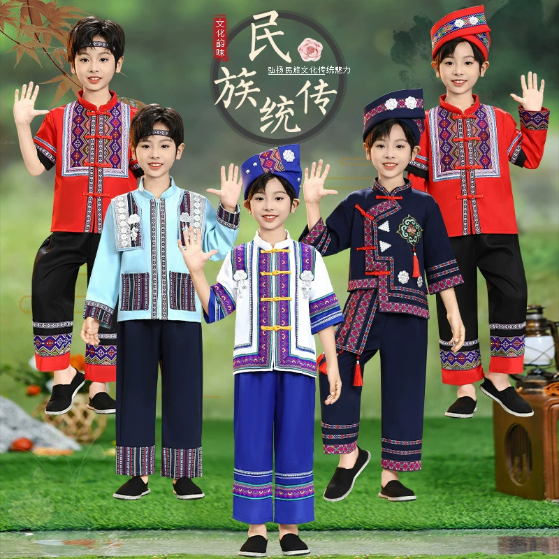 Три мартовских мальчикских костюмов для мальчиков