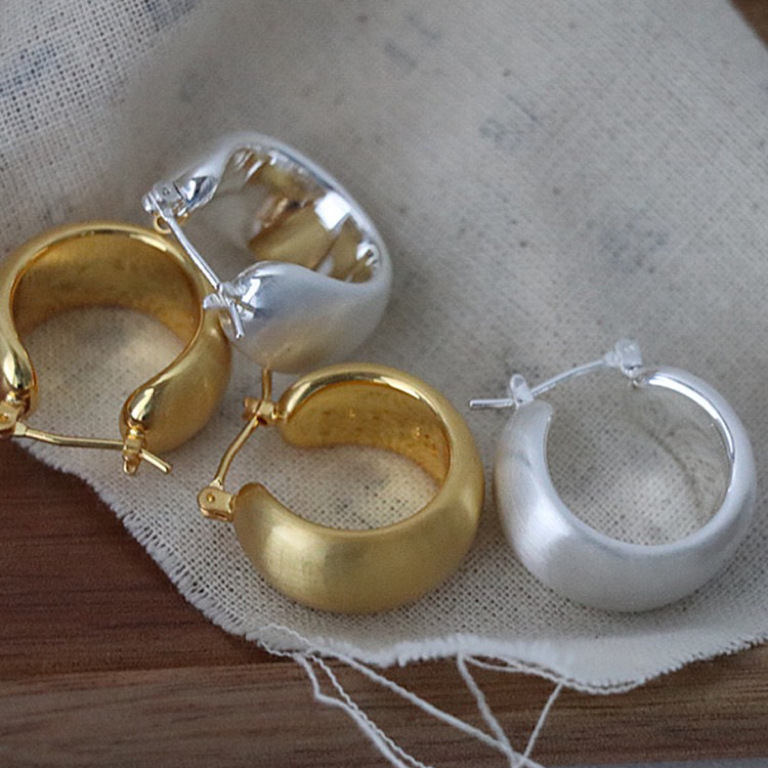 Pendientes de aro gruesos cepillados hechos a mano para mujer, simples y versátiles, pendientes retro personalizados de alta gama, mujeres de moda para viajeros diarios