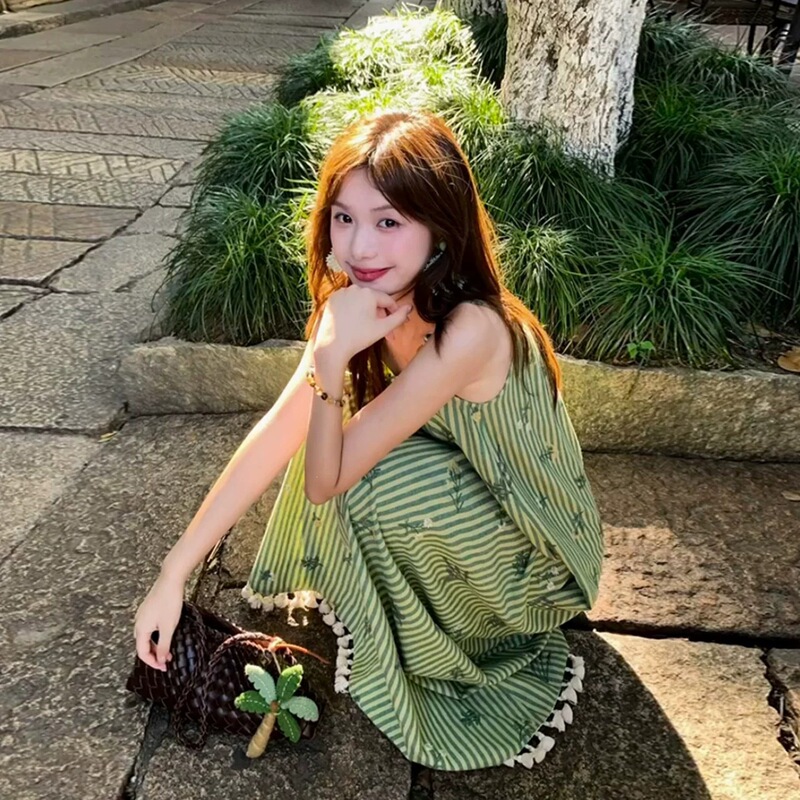 French-style green striped suspender dress for women, summer 2026 new model, seaside vacation, high-end loose long dress French-style green striped suspender dress for women, summer 2026 new model, seaside vacation, high-end loose long dress
