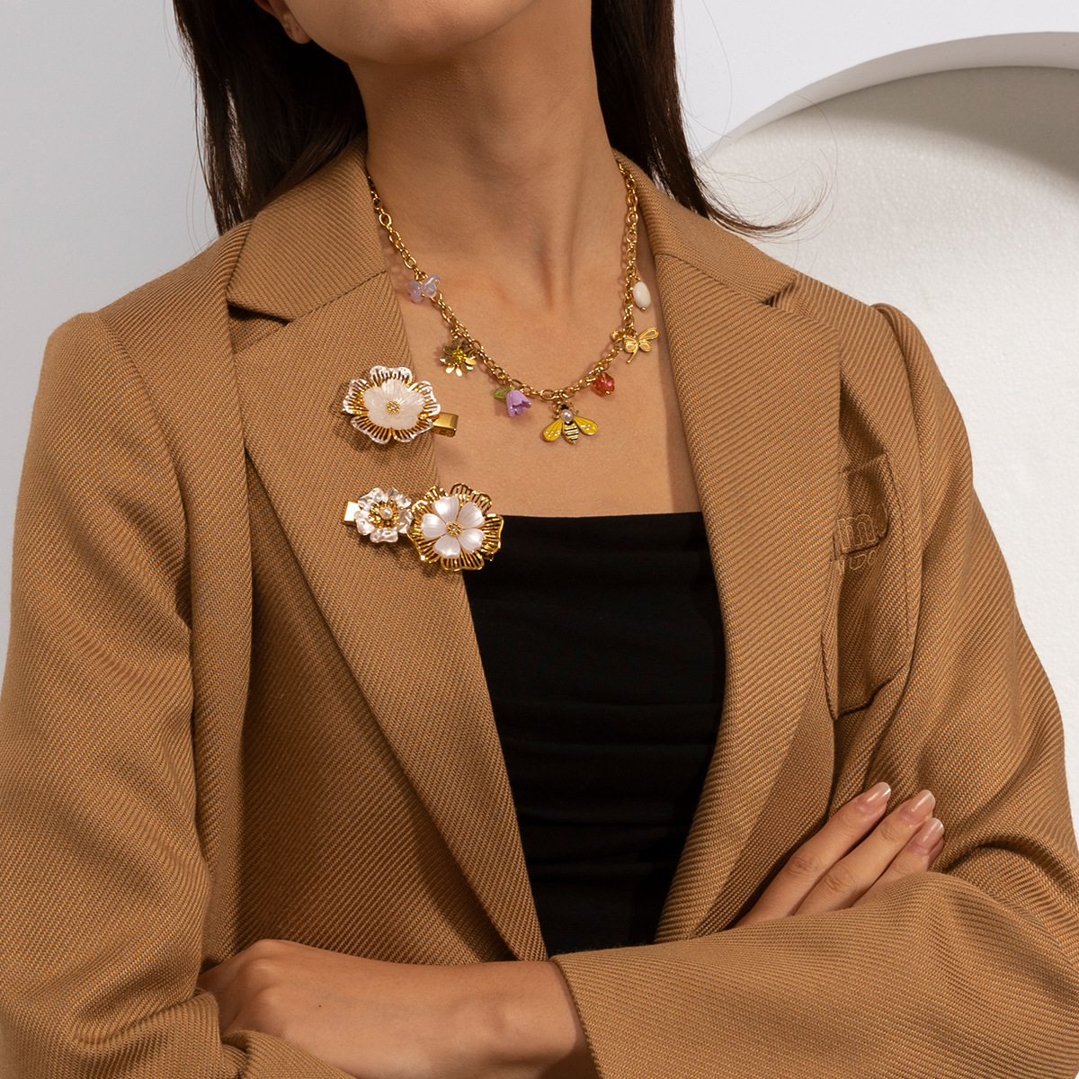 Collar de acero inoxidable TINA Europa y América de lujo ligero nicho abeja collar de otoño y invierno collar de acero de titanio sin decoloración cadena de clavícula