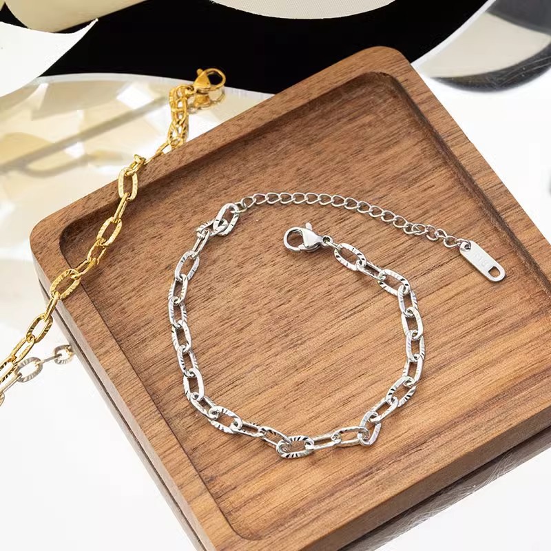 European Gold Embossed Link Bracelet Minimalist Thin Design_voghion.com